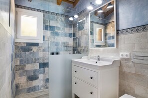 Dusche, Haartrockner, Handtücher