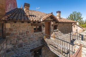 Property grounds - Chalet 'Casa Rural Las Hoyas I' with Mountain View (Tolbaños de Arriba)