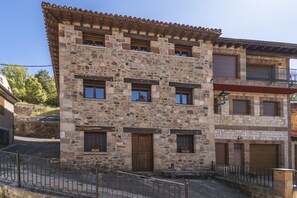 Exterior - Chalet 'Casa Rural Las Hoyas I' with Mountain View (Tolbaños de Arriba)