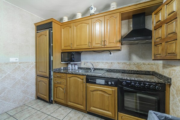 Jääkaappi, mikroaaltouuni, uuni, liesi