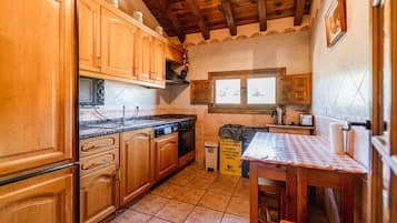 Een koelkast, een magnetron, een oven, een kookplaat