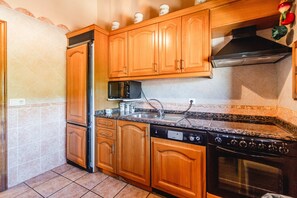 Fridge, microwave, oven, stovetop - Chalet 'Casa Rural Las Hoyas Ll' with Mountain View (Tolbaños de Arriba)