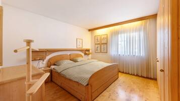 2 bedrooms, desk, free WiFi, bed sheets