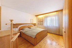 2 bedrooms, free WiFi, bed sheets - Apartment 'Kreutnerbinderhof' with Mountain View, Private Terrace and Wi-Fi (Terlano)
