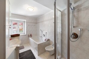 Een douche, gratis toiletartikelen, een haardroger, handdoeken