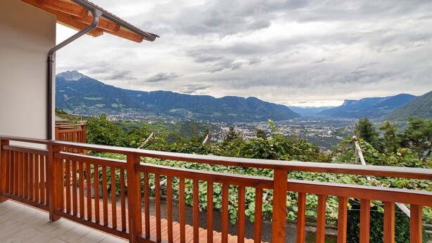 A balcony with a view of mountains and a valley. - Apartment 'Oberötzbauer  Alpenrose' with Mountain View, Shared Garden and Wi-Fi (Tirol)