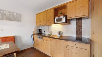 Réfrigérateur, micro-ondes, plaque de cuisson, lave-vaisselle