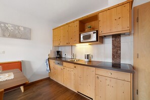 Kühlschrank, Mikrowelle, Herdplatte, Geschirrspüler