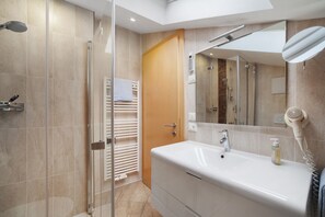 Dusche, kostenlose Toilettenartikel, Haartrockner, Handtücher