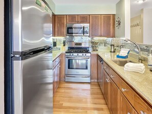 Fridge, microwave, oven, stovetop - Sunrise Timberline Slopeside A2 (Killington)