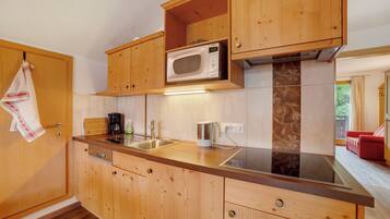 Frigorifero, microonde, forno, piano cottura