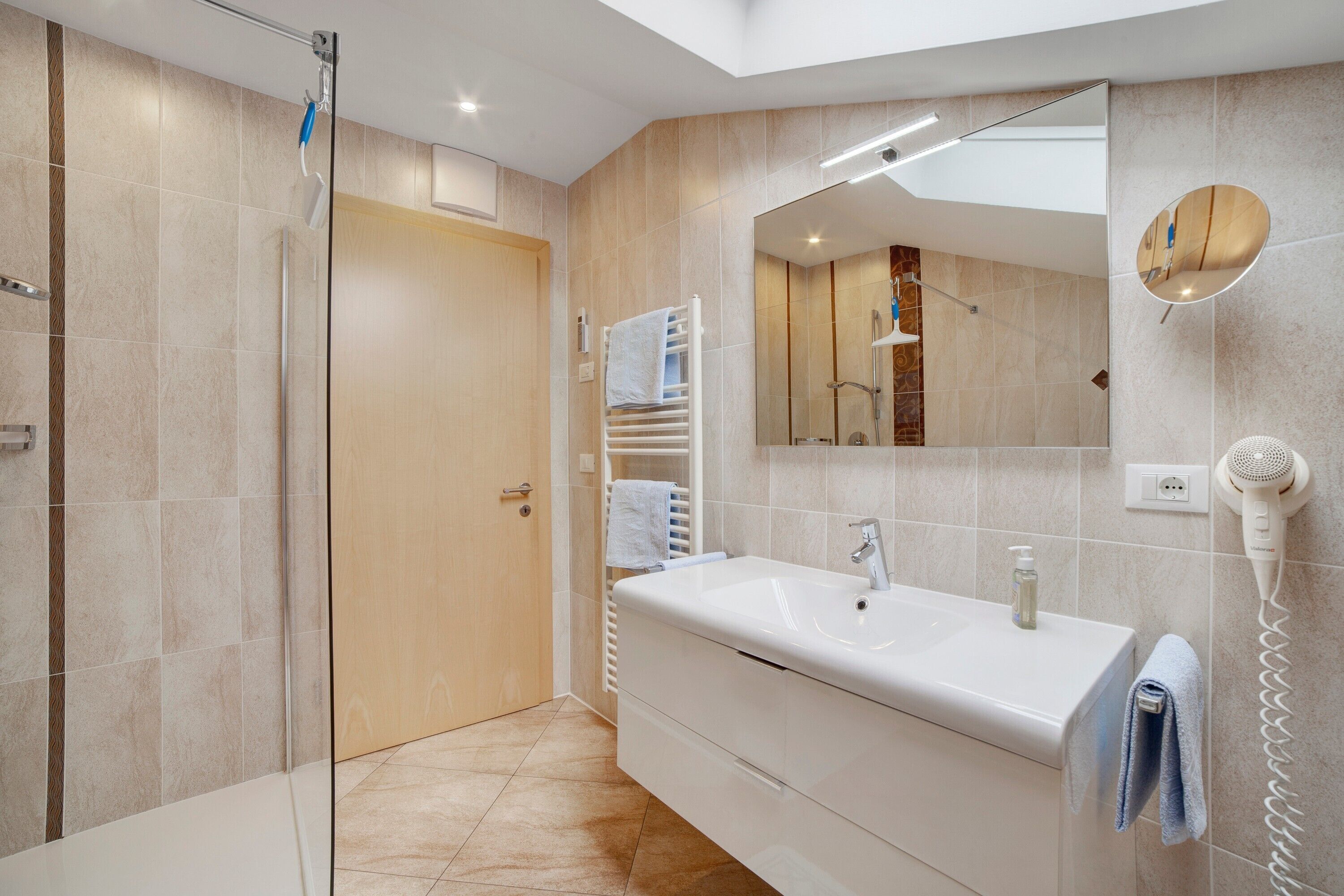 Douche, articles de toilette gratuits, sèche-cheveux