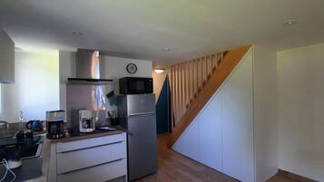 Een koelkast, een microgolfoven, een oven, een kookplaat