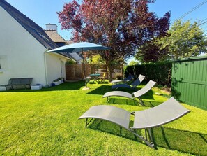 Property grounds - Holiday Home 'La Fleur De Vie' with Private Garden and Wi-Fi (Pluneret)