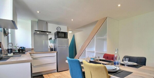 Fridge, microwave, oven, stovetop - Holiday Home 'La Fleur De Vie' with Private Garden and Wi-Fi (Pluneret)