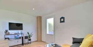 TV - Holiday Home 'La Fleur De Vie' with Private Garden and Wi-Fi (Pluneret)