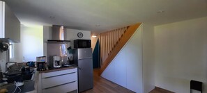 Fridge, microwave, oven, stovetop - Holiday Home 'La Fleur De Vie' with Private Garden and Wi-Fi (Pluneret)