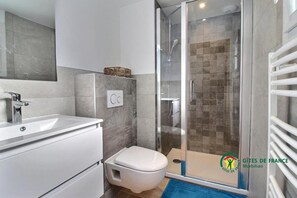 Chuveiro, secador de cabelo, toalhas de banho 