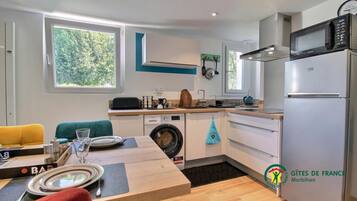 Een koelkast, een microgolfoven, een oven, een kookplaat