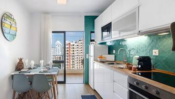 Frigorífico, microondas, horno y placa de cocina