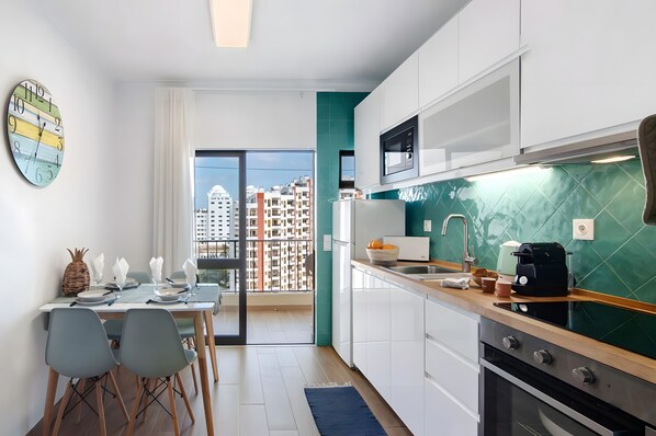 Frigorífico, microondas, horno y placa de cocina