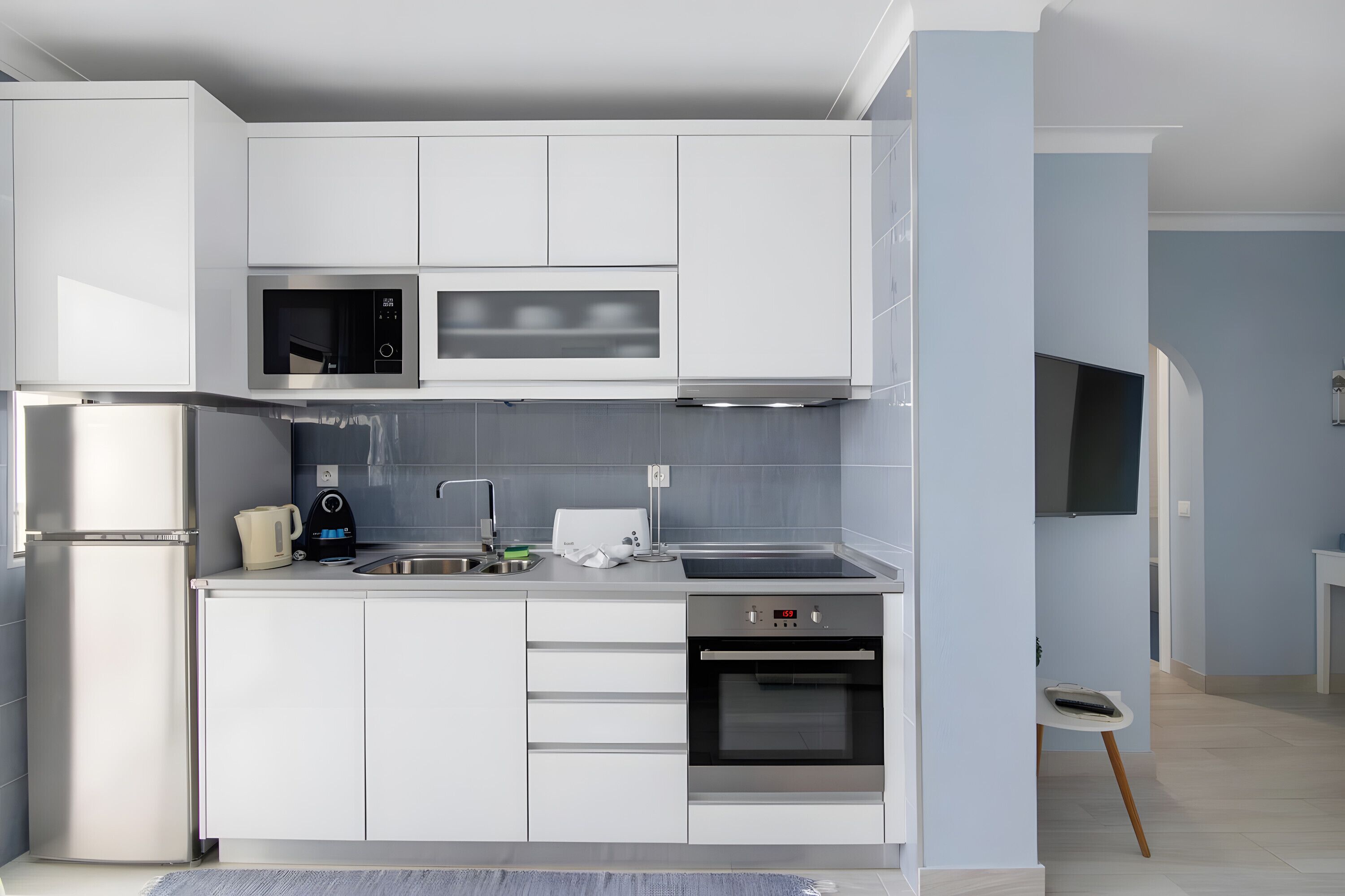 Kühlschrank, Mikrowelle, Ofen, Herdplatte