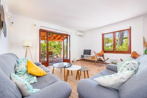 TV - Holiday Home 'Casa Tritons' with Private Terrace, Balcony and Wi-Fi (Alcúdia)