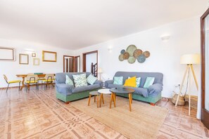 TV - Holiday Home 'Casa Tritons' with Private Terrace, Balcony and Wi-Fi (Alcúdia)