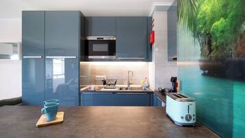 KĂŒhlschrank, Mikrowelle, Herdplatte, Wasserkocher mit Kaffee-/Teezubehör