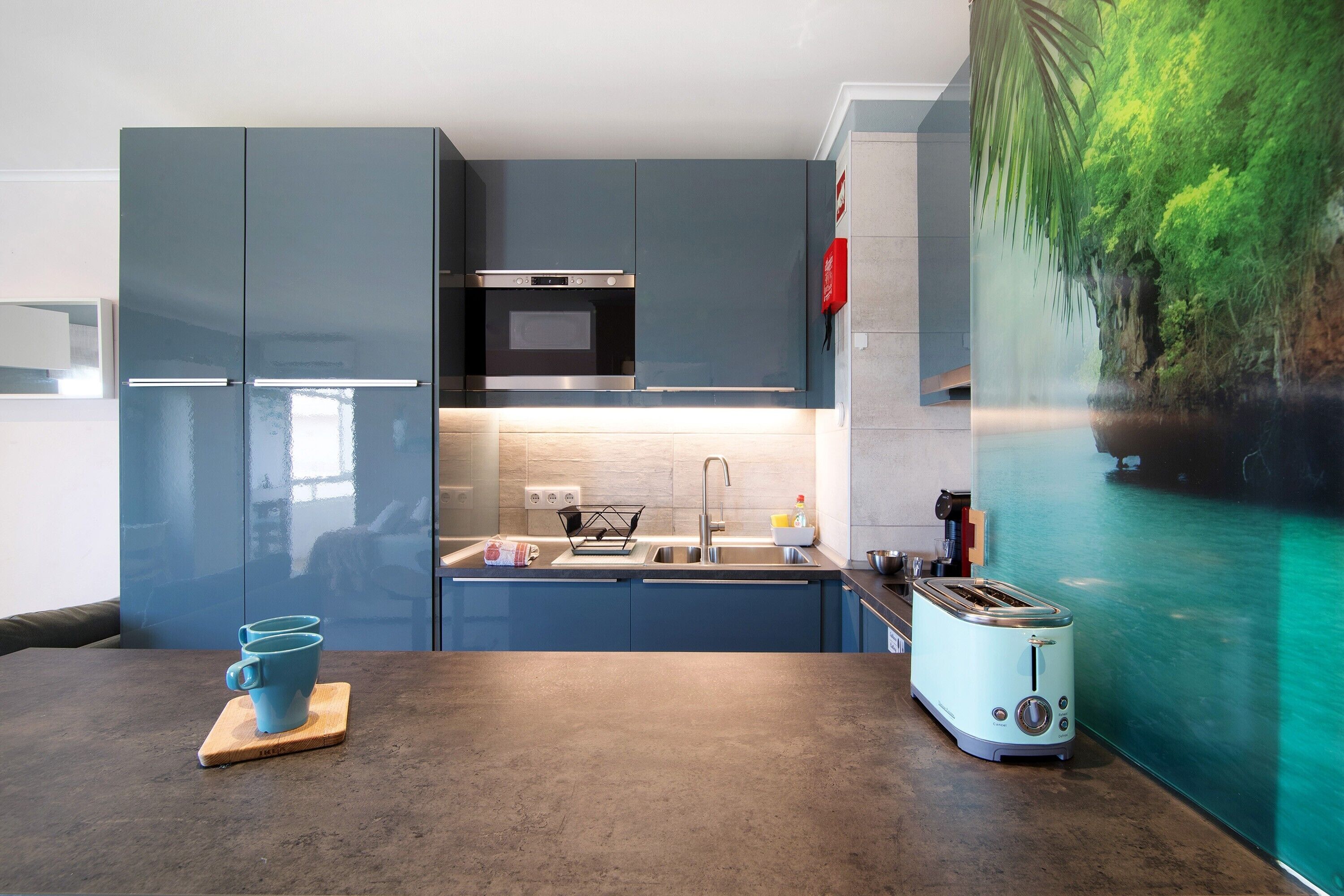 Een koelkast, een microgolfoven, een kookplaat