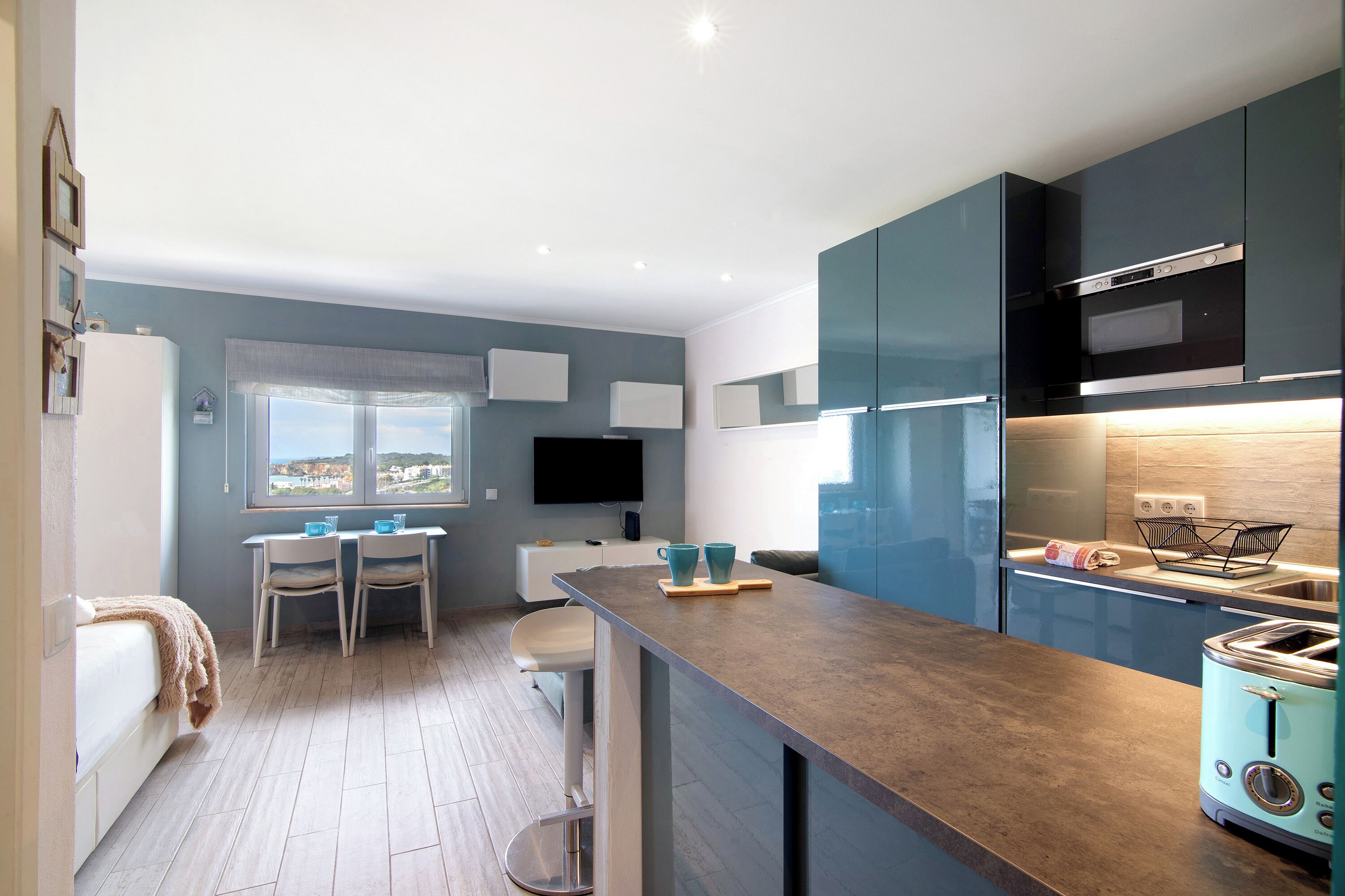 冷蔵庫、電子レンジ、コンロ、コーヒー / ティーメーカー