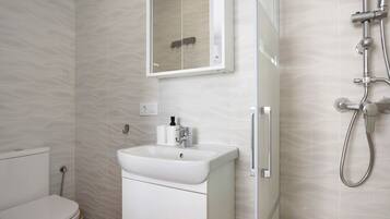 Dusche, Haartrockner, Handtücher