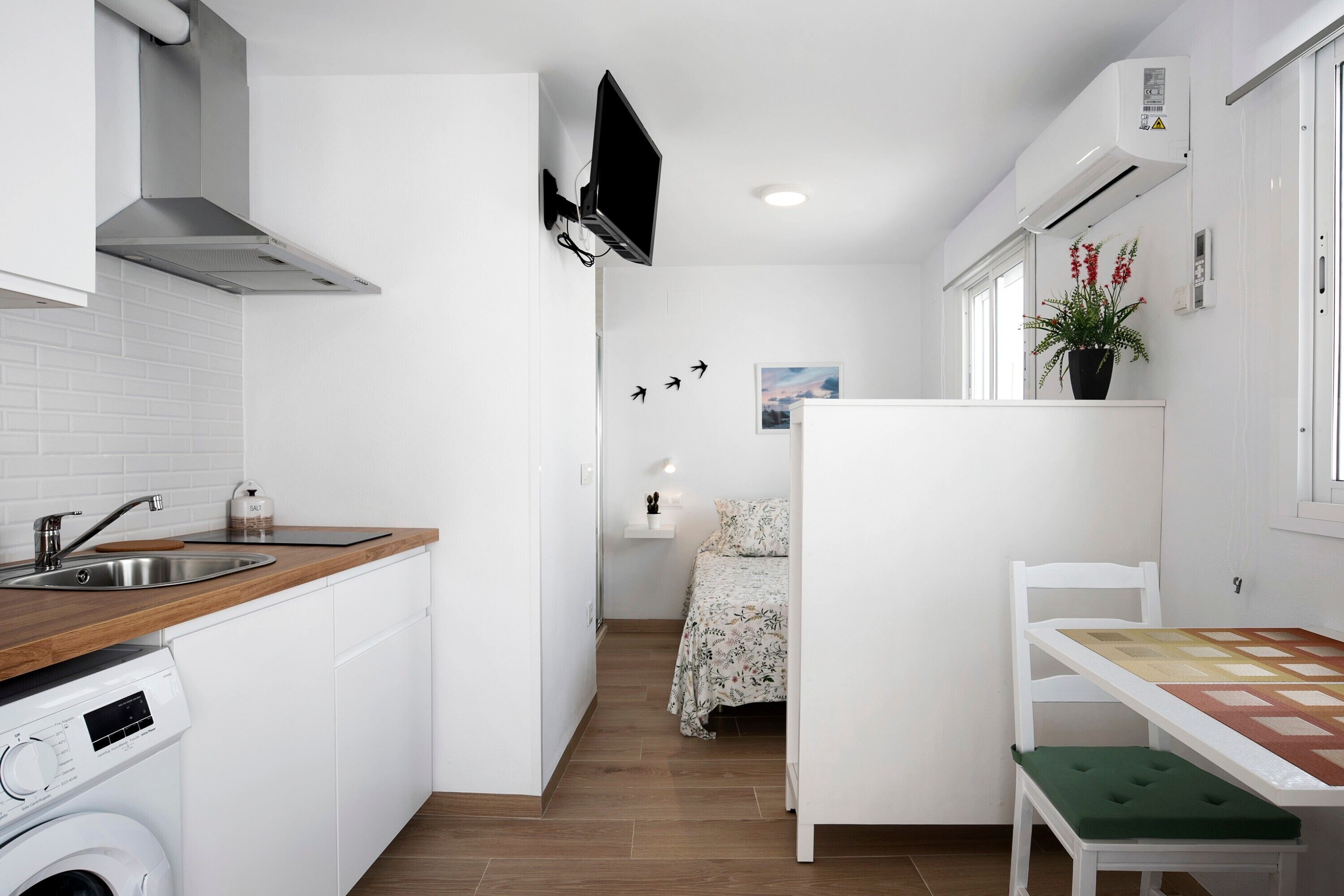 Kjøleskap, mikrobølgeovn, kokeplater og kaffetrakter/tekoker