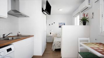 Kjøleskap, mikrobølgeovn, kokeplater og kaffetrakter/tekoker