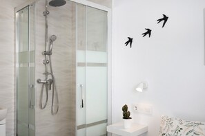 Dusche, Haartrockner, Handtücher