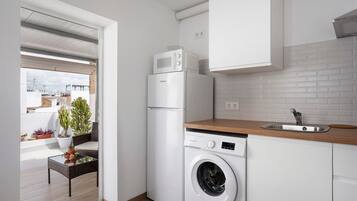 Kühlschrank, Mikrowelle, Herdplatte, Wasserkocher mit Kaffee-/Teezubehör