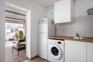 Kühlschrank, Mikrowelle, Herdplatte, Wasserkocher mit Kaffee-/Teezubehör