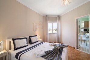 2 bedrooms, iron/ironing board, free WiFi, bed sheets - Apartment 'Luxurious Living - Praia Da Rocha' with Mountain View, Wi-Fi and Air Conditioning (Portimão)