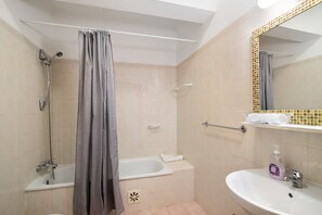 Shower, hair dryer, towels - Apartment 'Luxurious Living - Praia Da Rocha' with Mountain View, Wi-Fi and Air Conditioning (Portimão)
