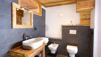 Ducha, secador de pelo, toallas