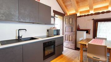 Frigorifero, microonde, forno, piano cottura