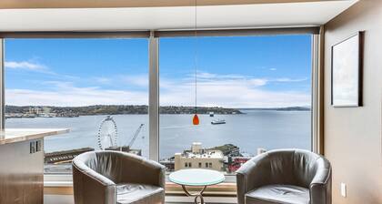 Waterfront Skyline Condo - Gym, Pool, Free Parking