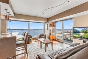 Smart TV - Waterfront Skyline Condo - Gym, Pool, Free Parking (Seattle)