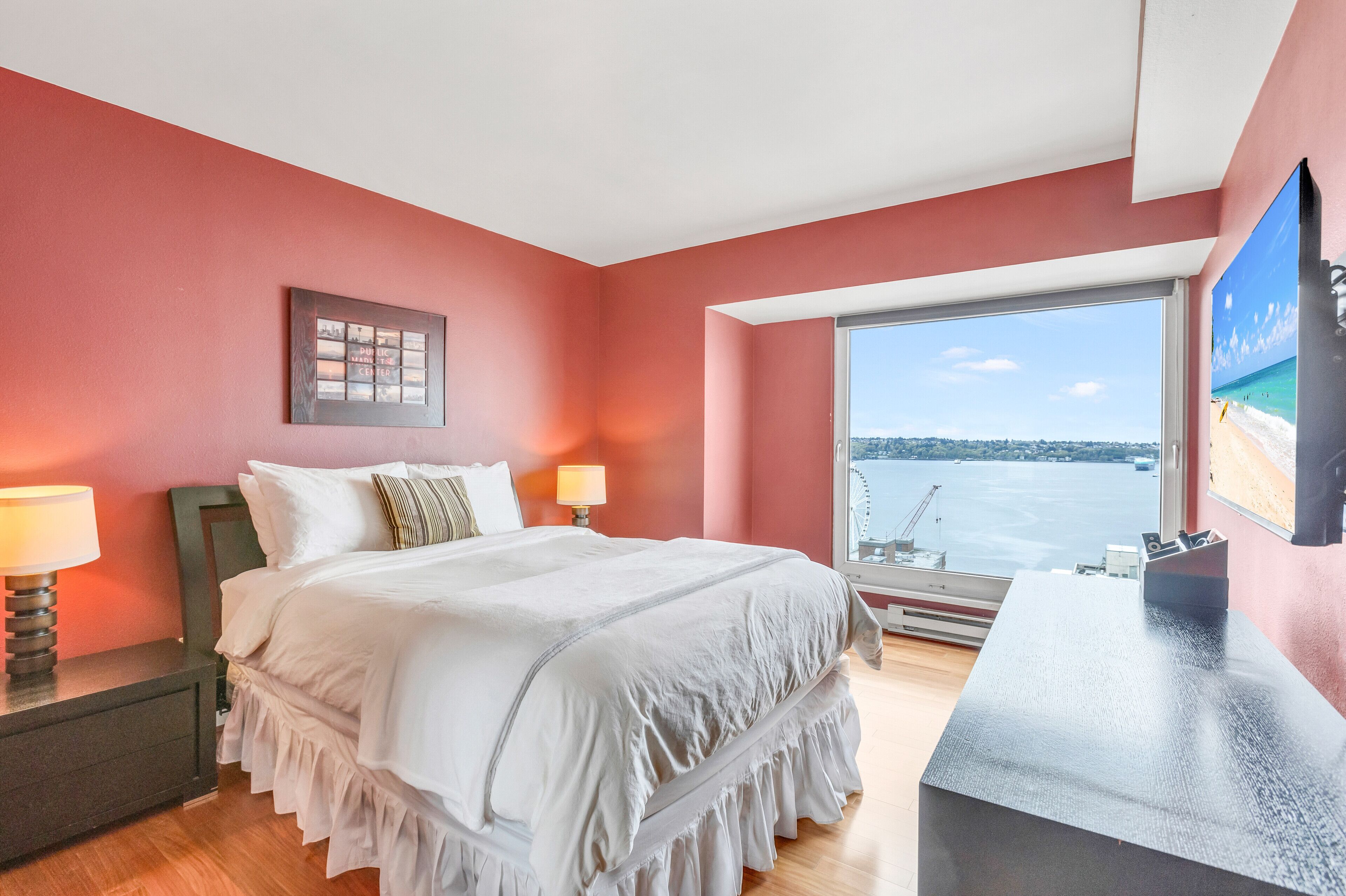 Waterfront Skyline Condo - Gym, Pool, Free Parking - Seattle, WA