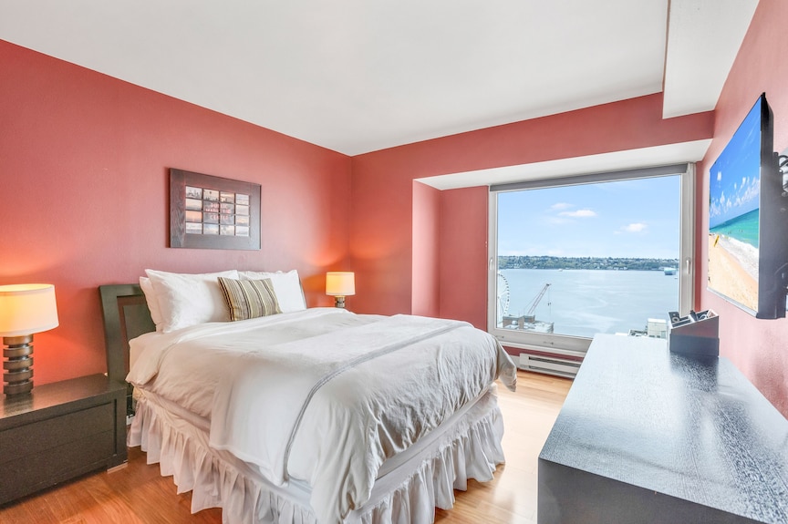 Waterfront Skyline Condo - Gym, Pool, Free Parking - Seattle, WA