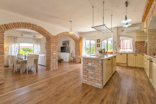 'Villa Sara' with Private Pool, Wi-Fi and Air Conditioning