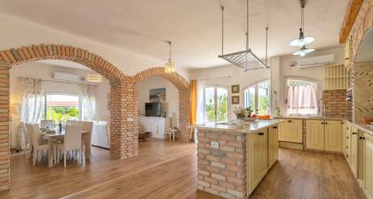 'Villa Sara' with Private Pool, Wi-Fi and Air Conditioning