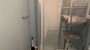 Douche, sĂšche-cheveux, serviettes fournies, savon