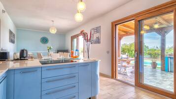 Refrigerador, microondas, horno, placa de cocina