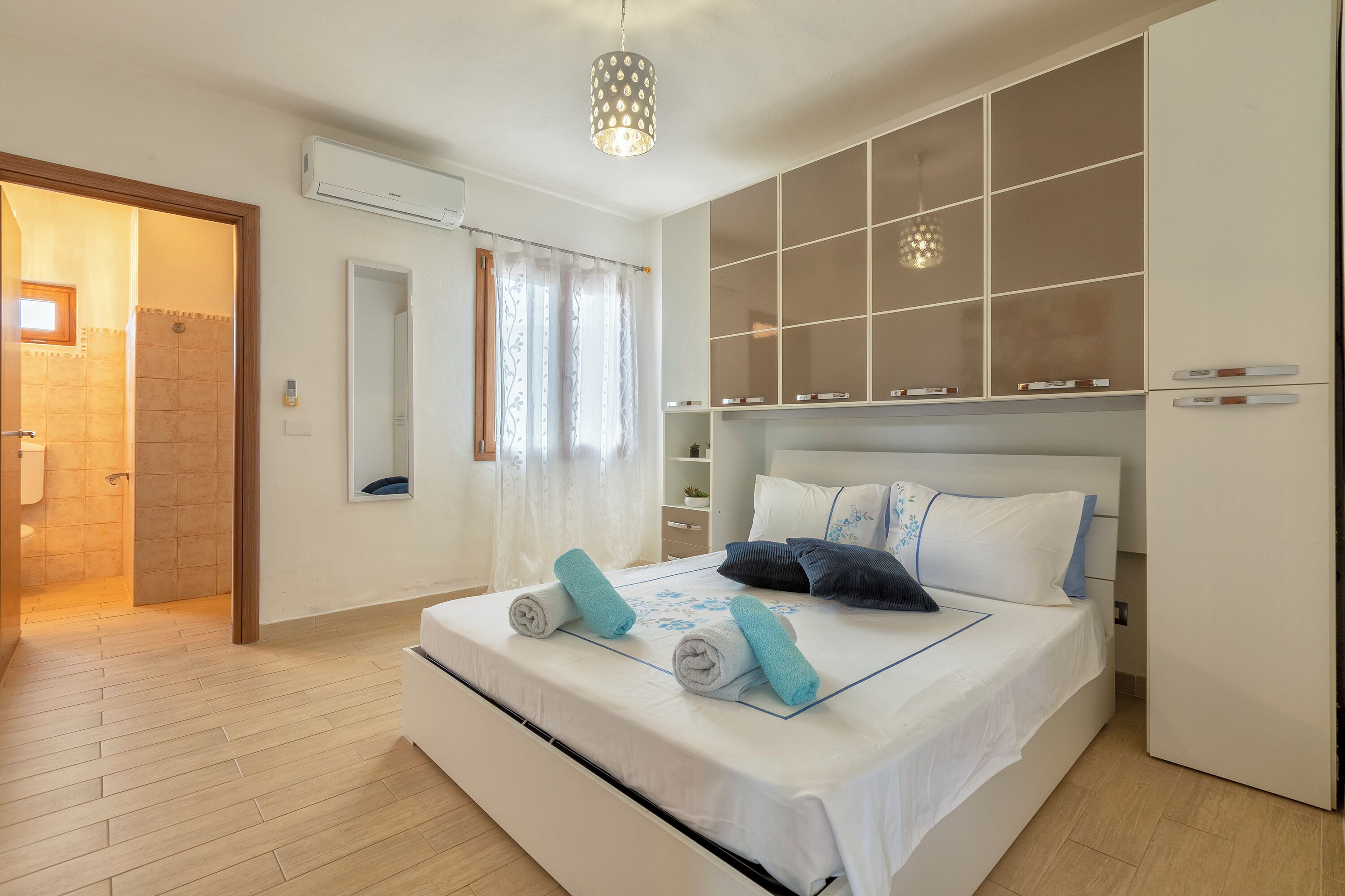 5 bedrooms, iron/ironing board, free WiFi, bed sheets